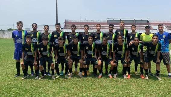 Jogadores do time sub-15 do Brisas FC