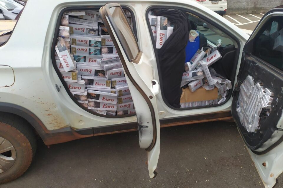 Carro com os cigarros contrabandeados