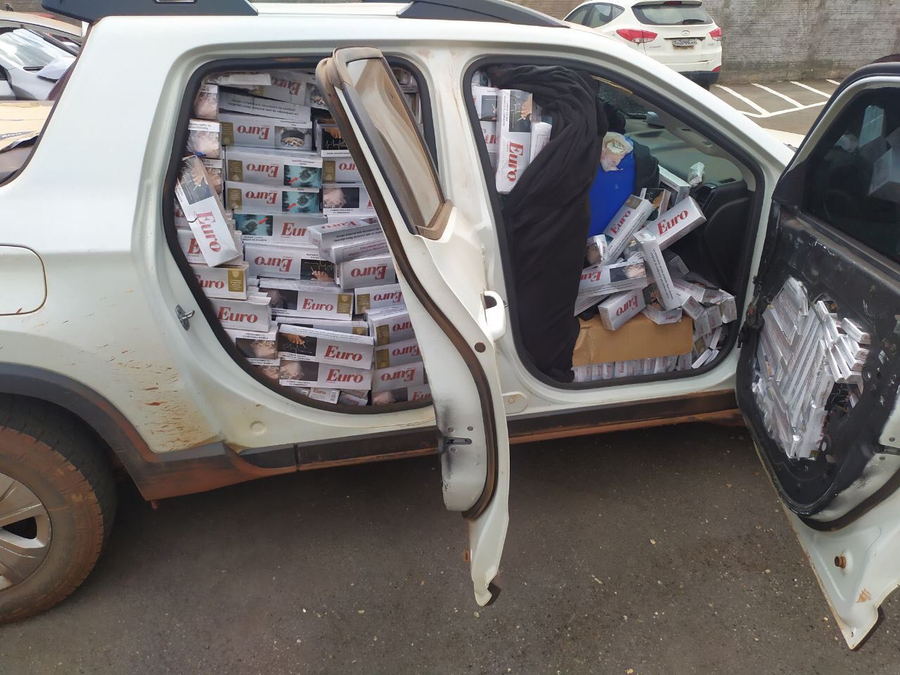 Carro com os cigarros contrabandeados 