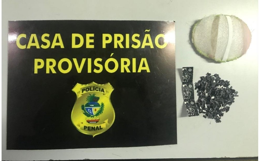 Uma mulher, de 45 anos, foi flagrada ao tentar passar drogas em uma esponja de banho na CPP de Aparecida de Goiânia. (Foto: divulgação/DGAP)