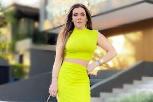 Simony responde seguidora que a acusou de afinar cintura em foto - veja