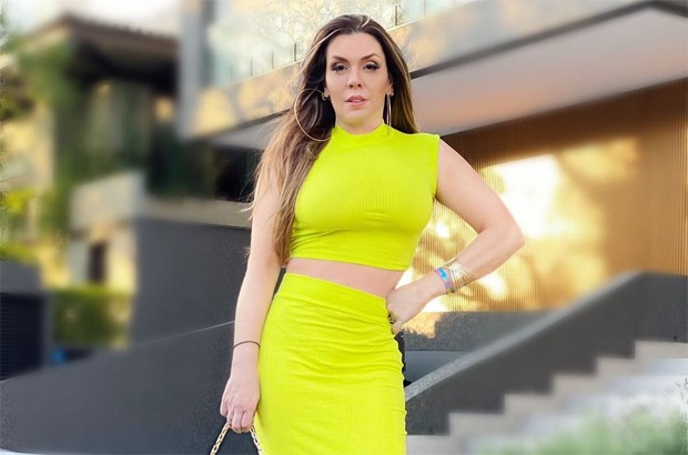 Simony responde seguidora que a acusou de afinar cintura em foto - veja