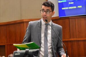 TSE confirma cassação de mandato do deputado estadual Vinícius Cirqueira em plenário segurando a Constituição