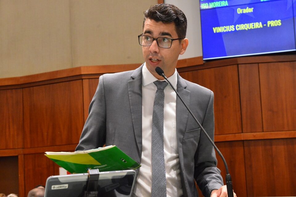 TSE confirma cassação de mandato do deputado estadual Vinícius Cirqueira em plenário segurando a Constituição