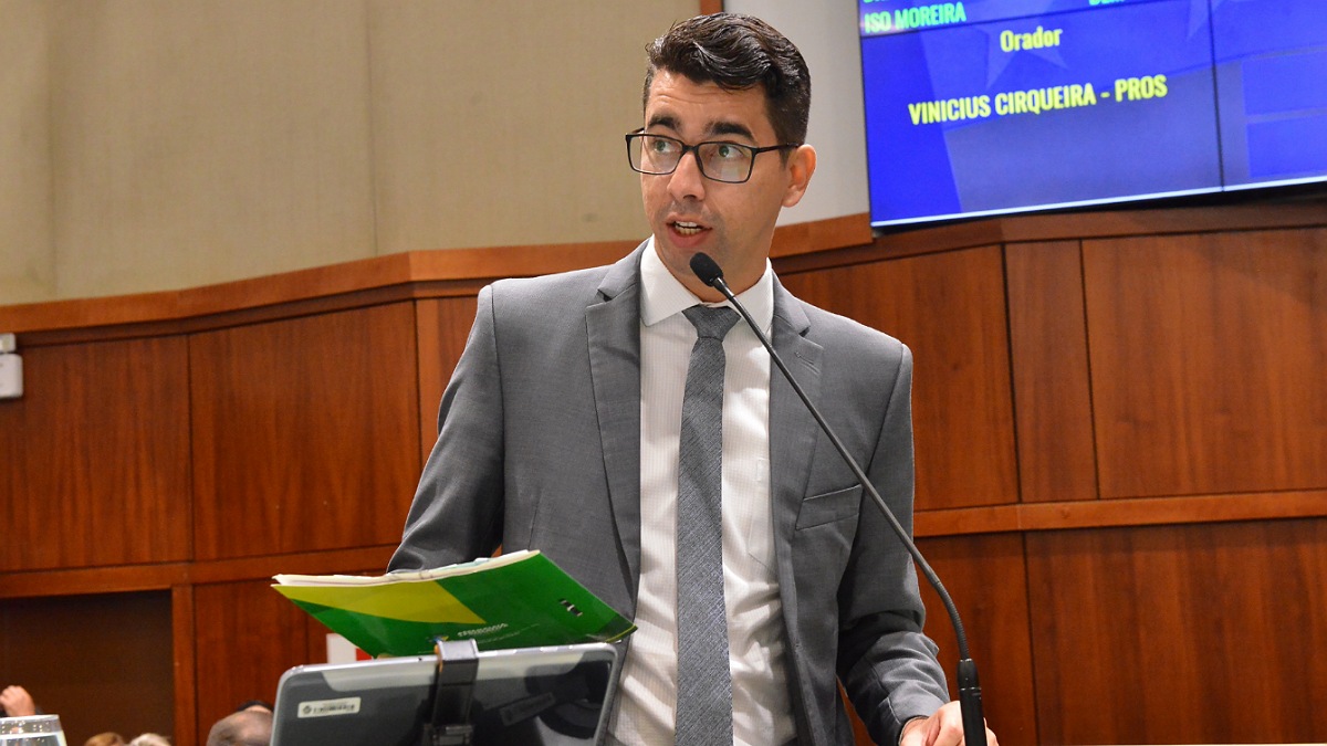 TSE confirma cassação de mandato do deputado estadual Vinícius Cirqueira em plenário segurando a Constituição