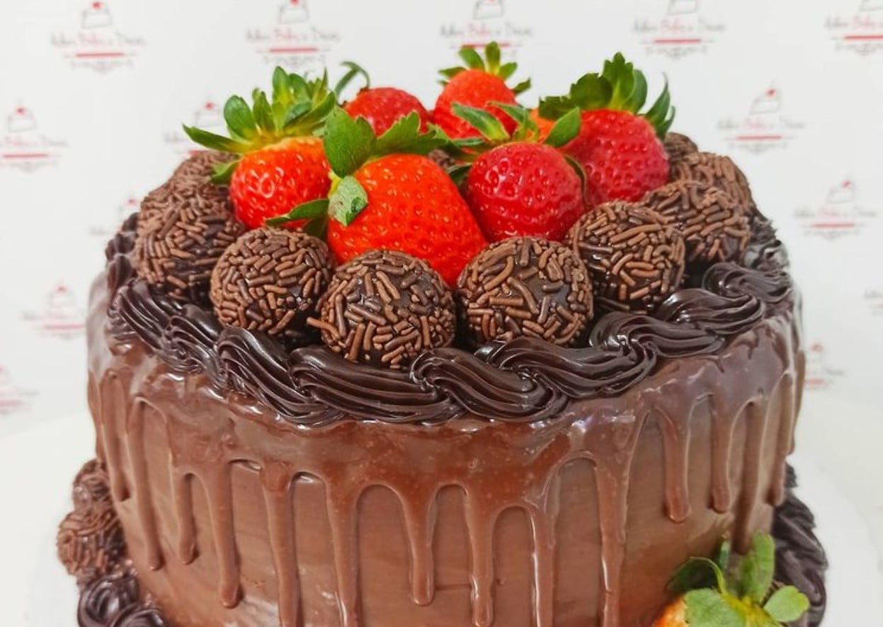 Torta de brigadeiro com morango da Adoro Bolos, opção entre as casas de bolo em Aparecida de Goiânia