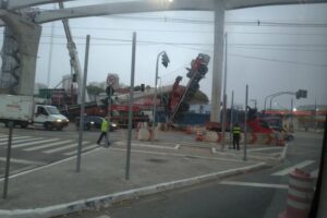 Guindaste cai durante obras de expansão de monotrilho