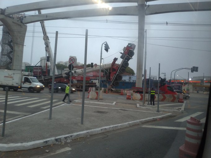 Guindaste cai durante obras de expansão de monotrilho