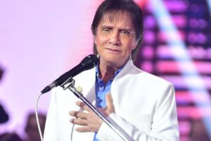 Acidente levou o cantor a ter perna direita amputada. Roberto Carlos relembra reação ao colocar prótese após perder a perna