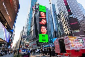 Marília Mendonça e Maiara e Maraisa estampam telão na Times Square