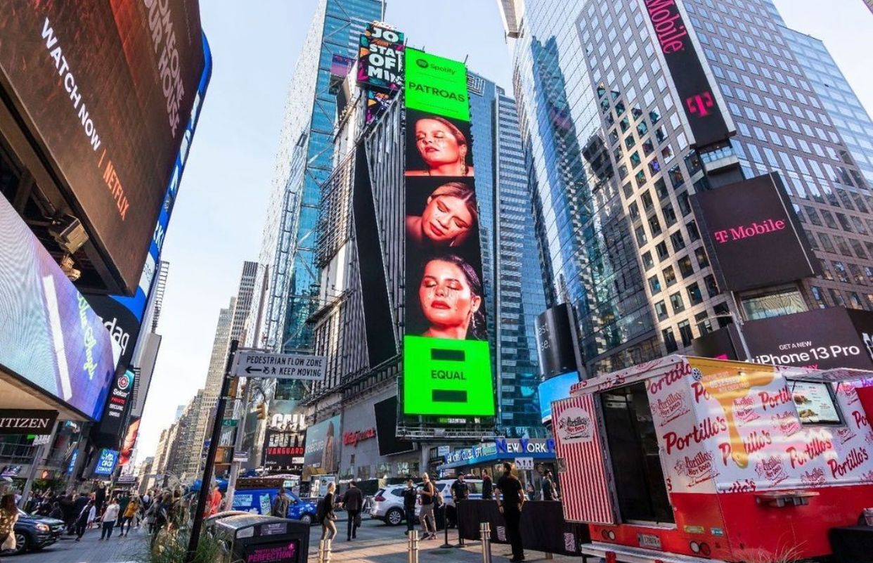 Marília Mendonça e Maiara e Maraisa estampam telão na Times Square