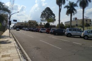 Rua Barão do Rio Branco, sem vagas para estacionar em horário de pico - (Foto:Weber Witt)