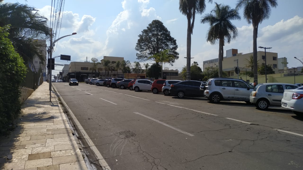 Rua Barão do Rio Branco, sem vagas para estacionar em horário de pico - (Foto:Weber Witt)