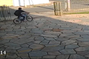 Homem faz sinal da cruz antes de furtar bicicleta em igreja de Anápolis