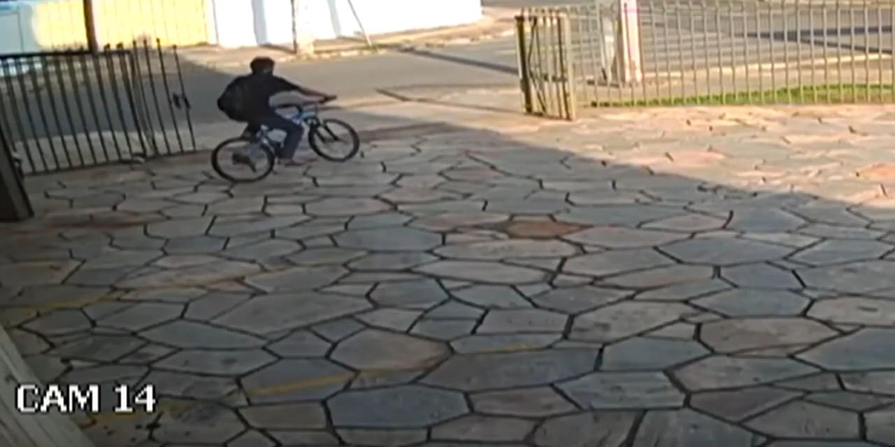 Homem faz sinal da cruz antes de furtar bicicleta em igreja de Anápolis