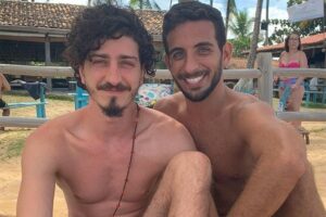 Johnny Massaro assume romance com amigo de infância