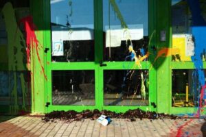 Ativistas jogam esterco em prefeitura de cidade da Itália que homenageará Bolsonaro (Foto: Divulgação)