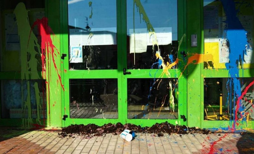 Ativistas jogam esterco em prefeitura de cidade da Itália que homenageará Bolsonaro (Foto: Divulgação)