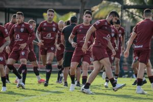Jogadores do Atlético-GO fazem aquecimento no CT do Dragão
