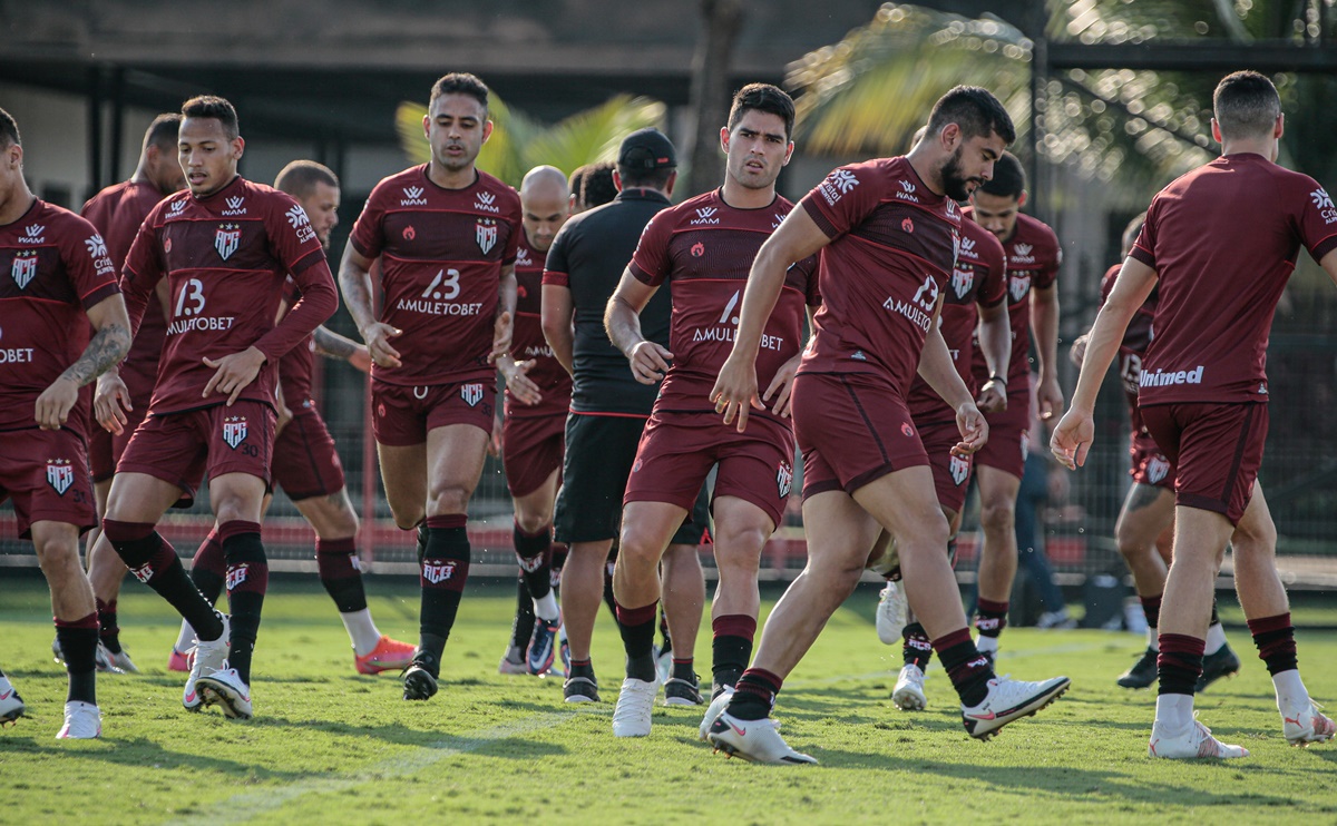 Jogadores do Atlético-GO fazem aquecimento no CT do Dragão