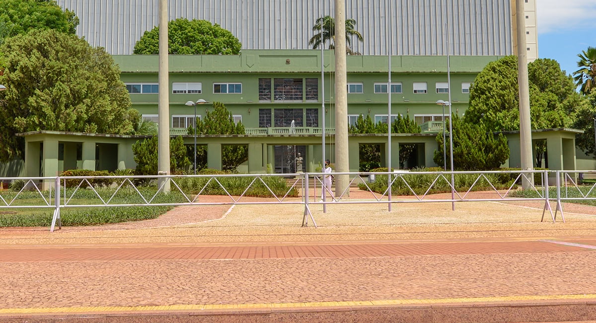 Palácio das Esmeraldas e ao fundo o Palácio Pedro Ludovico atualmente (Foto: Jucimar Sousa)