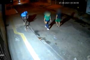 Momento que a suspeita e o ex-marido andam juntos antes dele ser atacado