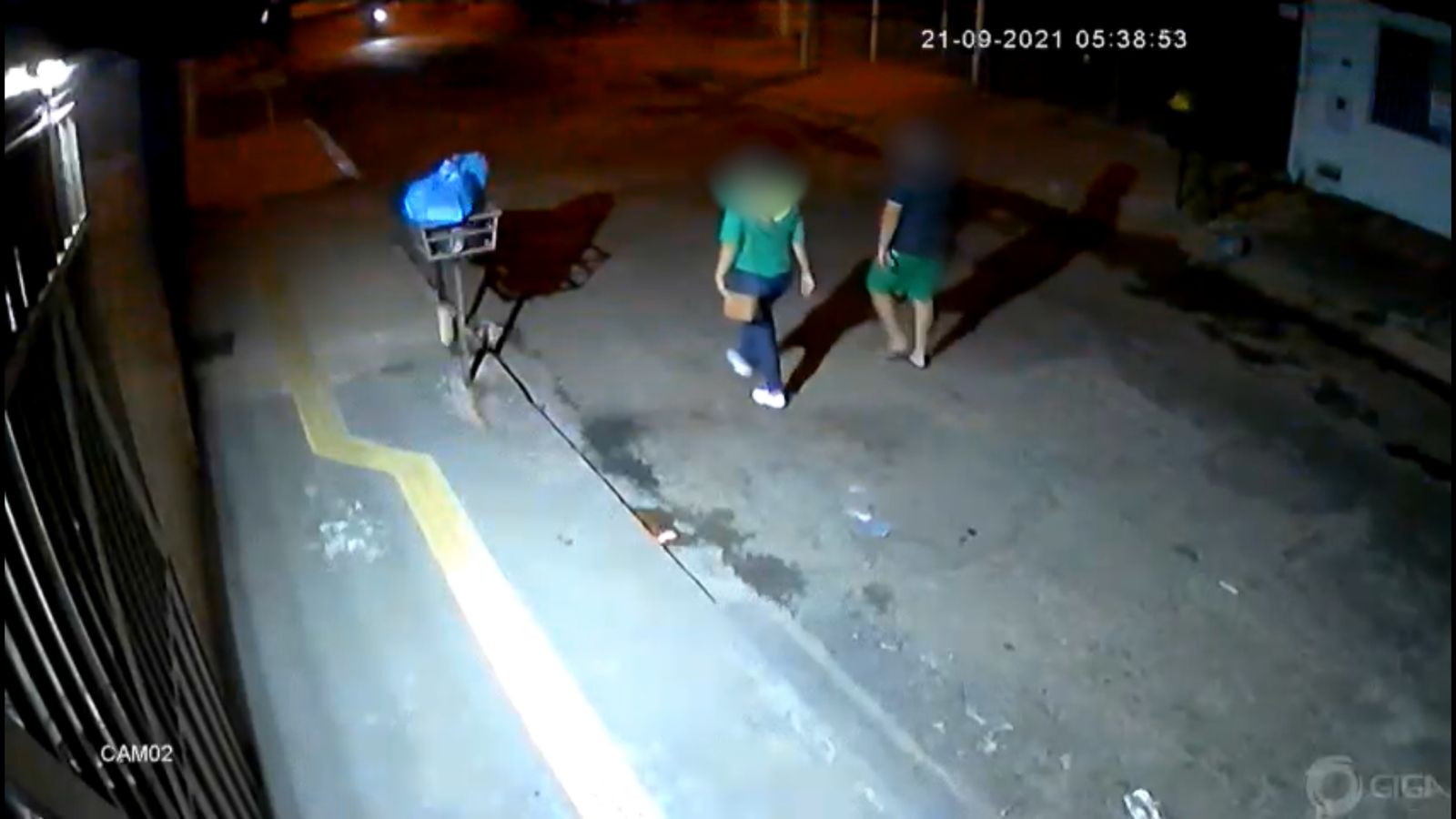 Momento que a suspeita e o ex-marido andam juntos antes dele ser atacado