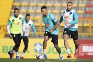 Gabriel Jesus e Arthur Cabral em atividade na seleção brasileira