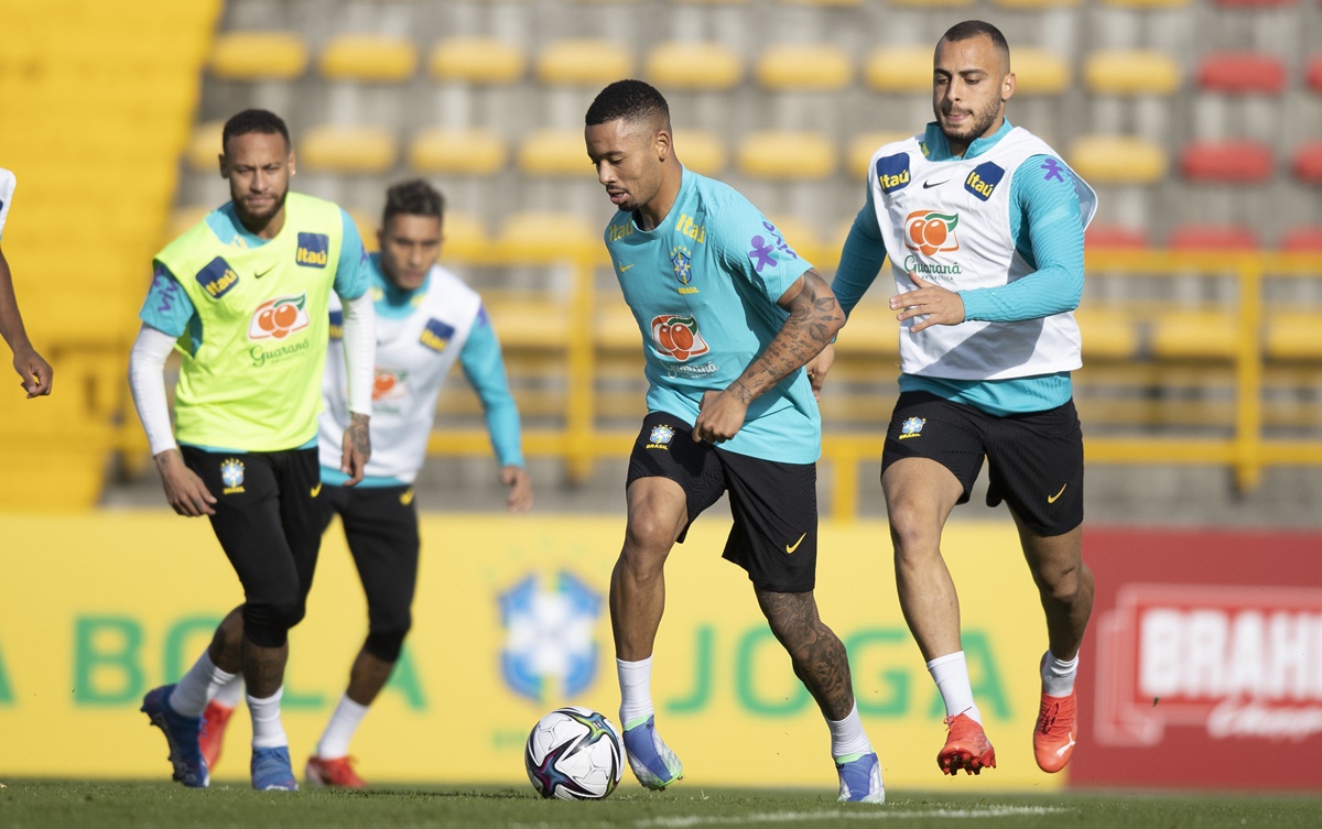 Gabriel Jesus e Arthur Cabral em atividade na seleção brasileira
