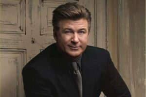 Rust está em pausa após ator matar acidentalmente a diretora de fotografia Halyna Hutchins. Alec Baldwin filmava filme sobre fuga após morte