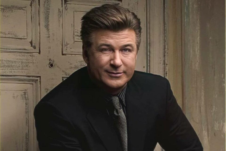 Rust está em pausa após ator matar acidentalmente a diretora de fotografia Halyna Hutchins. Alec Baldwin filmava filme sobre fuga após morte