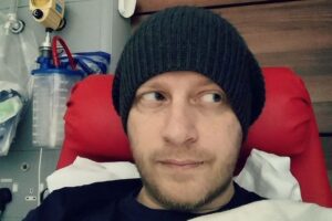 Vocalista da banda Delays morre devido a câncer de intestino