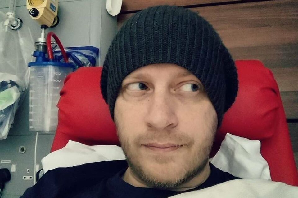 Vocalista da banda Delays morre devido a câncer de intestino