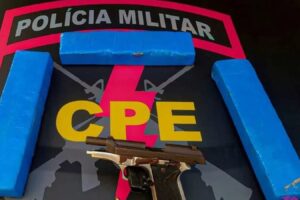 armas e drogas encontrados com os suspeitos