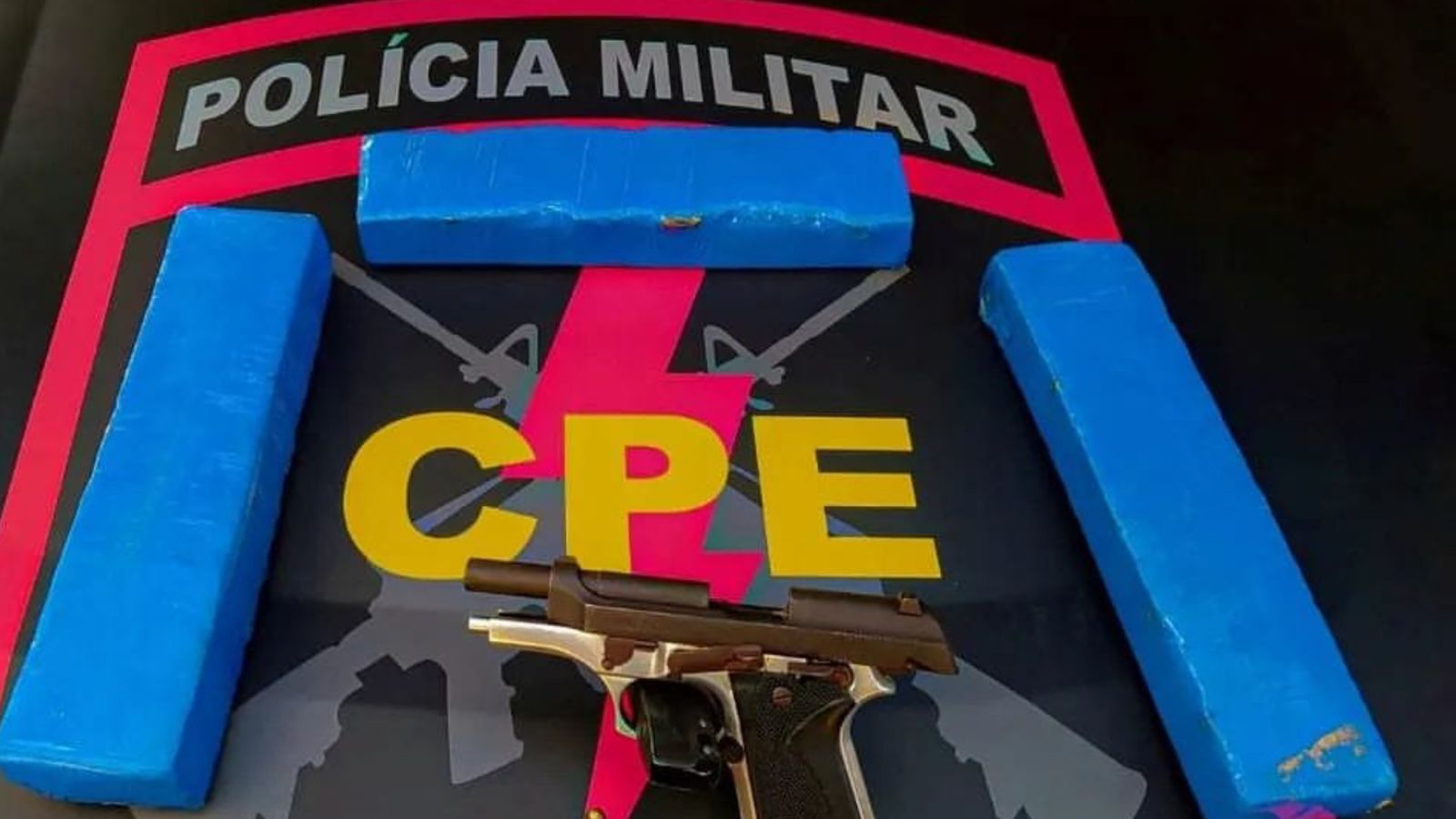 armas e drogas encontrados com os suspeitos