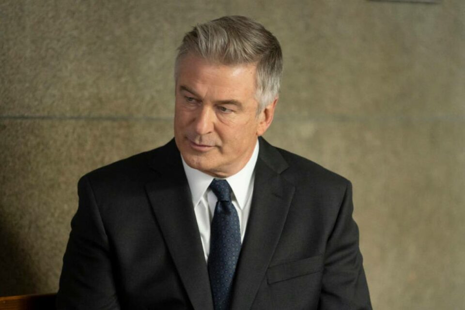 Ator estava usando uma arma cenográfica cujo disparo também acabou ferindo o diretor do filme. Alec Baldwin mata diretora de fotografia