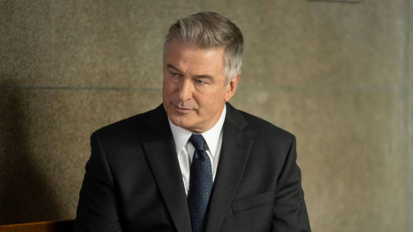 Ator estava usando uma arma cenográfica cujo disparo também acabou ferindo o diretor do filme. Alec Baldwin mata diretora de fotografia