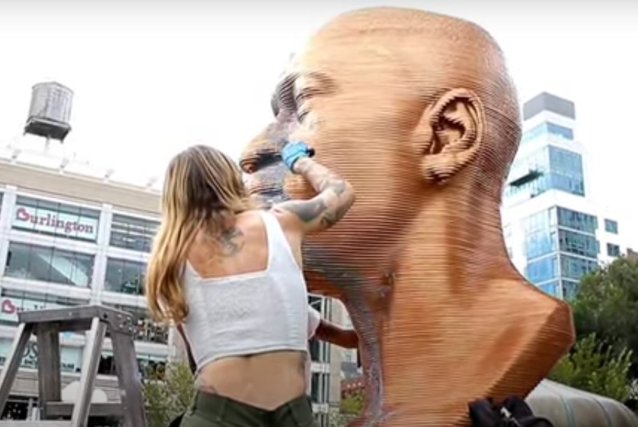 Estátua de George Floyd é vandalizada pela segunda vez em Nova York (Foto: Reprodução)