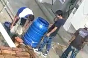 Armazenamento de combustível fora do tanque subterrâneo do posto é prática irregular e passível de multa (Imagem: Redes Sociais -Reprodução)