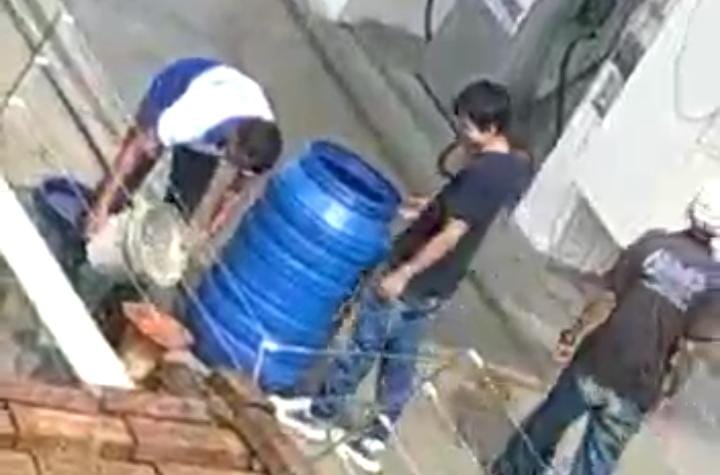 Armazenamento de combustível fora do tanque subterrâneo do posto é prática irregular e passível de multa (Imagem: Redes Sociais -Reprodução)