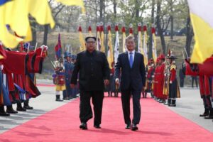 Líderes das Coreia do Norte, Kim Jong Un, e da Coreia do Sul, Moon Jae-in