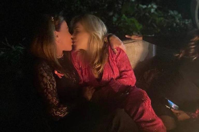 'Quando somos amigas, esse é nosso jeito de cumprimento', disse. Zilu Godoi mostra selinho com amiga e é criticada na web