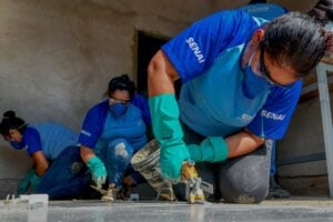 Um curso de assentamento de cerâmica oferecido pela Prefeitura de Goiânia e Senai capacita mulheres vulneráveis na capital. (Foto: Jucimar de Sousa/Mais Goiás)