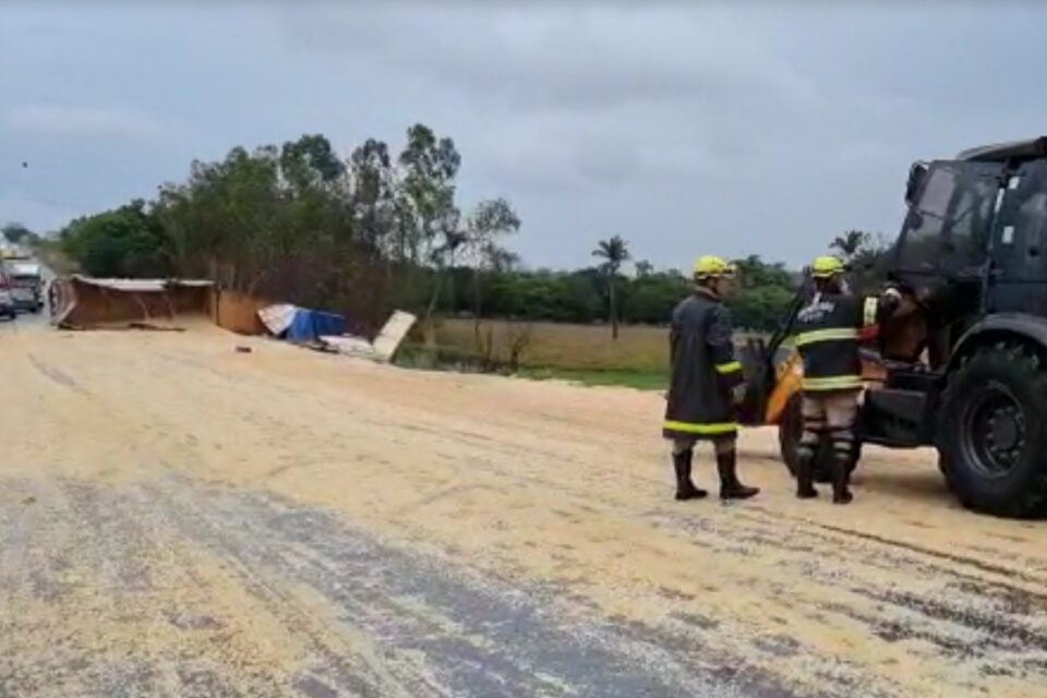 Carga de soja ficou completamente espalhada na pista