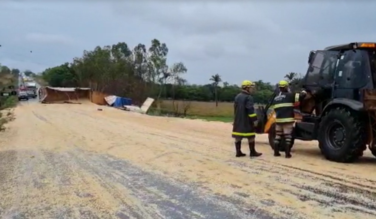 Carga de soja ficou completamente espalhada na pista