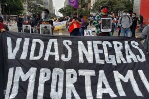 Foto de manifestação contra a violência com as pessoas pretas em junho