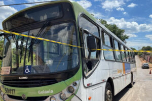 Motociclista morre após colidir contra ônibus em cruzamento de Goiânia