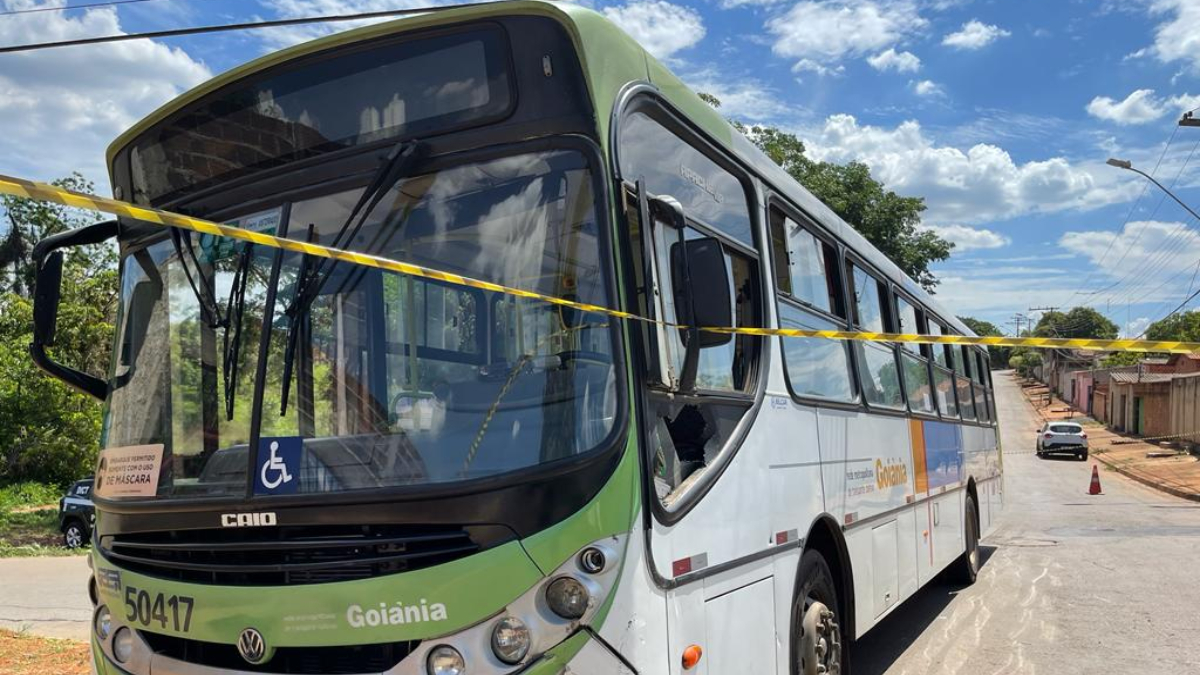 Motociclista morre após colidir contra ônibus em cruzamento de Goiânia