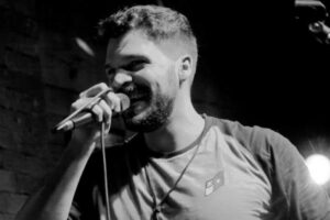 Show em Goiânia Cantor Gustavo Ogro e a banda Groove Quintal se apresentam em Goiânia nesta sexta (22/10)