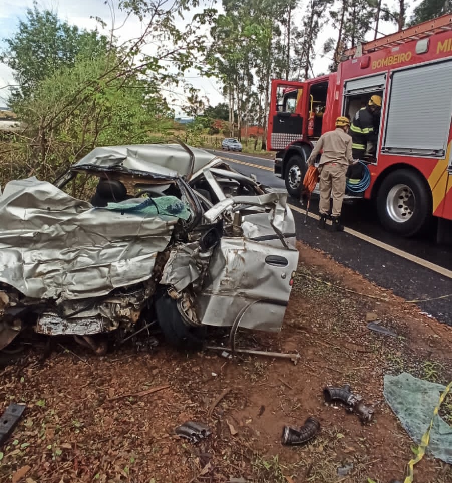 Motorista de 42 anos morreu após grave acidente de trânsito tarde de quarta-feira (20). (Foto: Divulgação/Bombeiros).